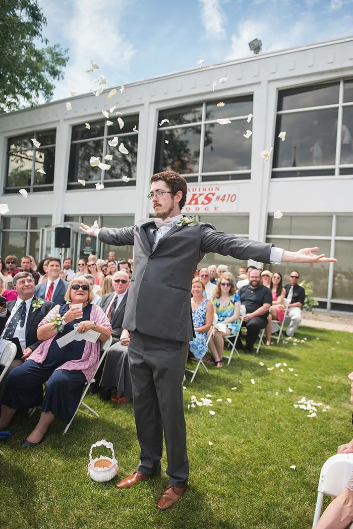 Hace poco, me tocó ser el chico de las flores en una boda