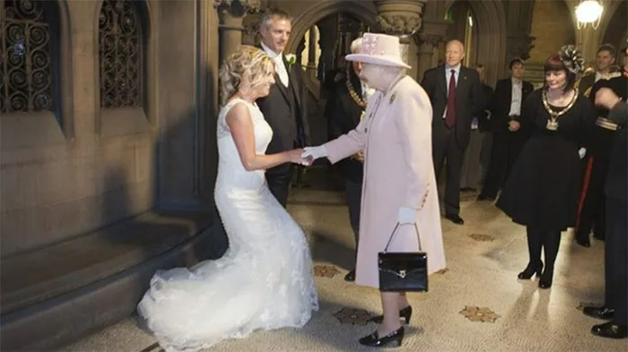 En 2012, esta pareja británica decidió, en broma, invitar a la reina Isabel a su boda y ella asistió