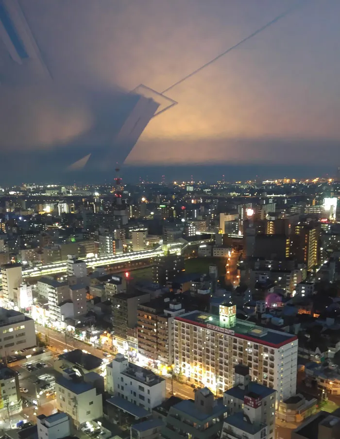 El reflejo en la ventana parece el aterrizaje de una gran nave espacial
