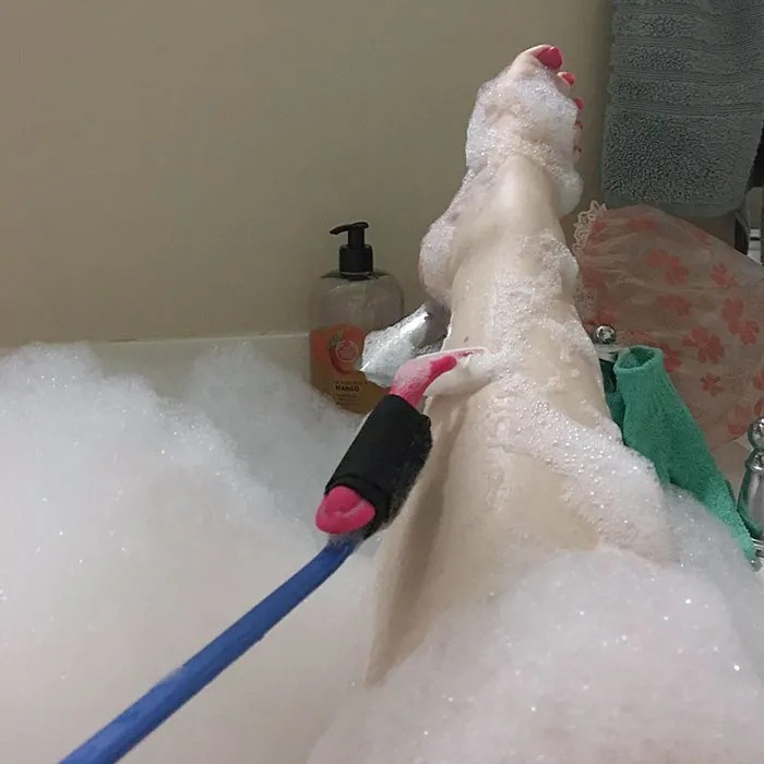 Demasiado calor para llevar pantalones y los vestidos son casi todo lo que me cabe, así que tuve que buscar una forma de afeitarme las piernas sin tener que agacharme