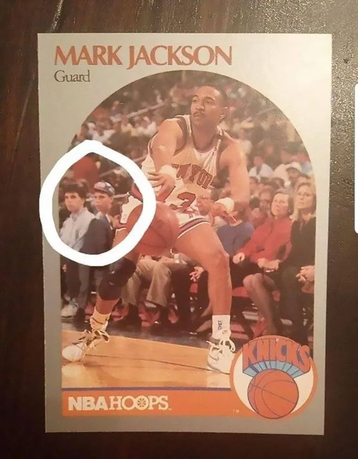 Los hermanos Menéndez aparecieron en el fondo de una tarjeta de baloncesto y la foto para la tarjeta fue tomada después de haber matado a sus padres