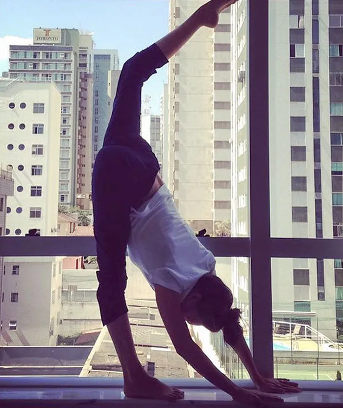 La nadadora sincronizada británica Olivia Federici se estira