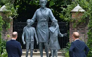 En el 60º cumpleaños de la princesa Diana, sus hijos el Príncipe Harry y el Príncipe William honraron a su madre inaugurando su estatua a pesar de las tensiones entre ellos