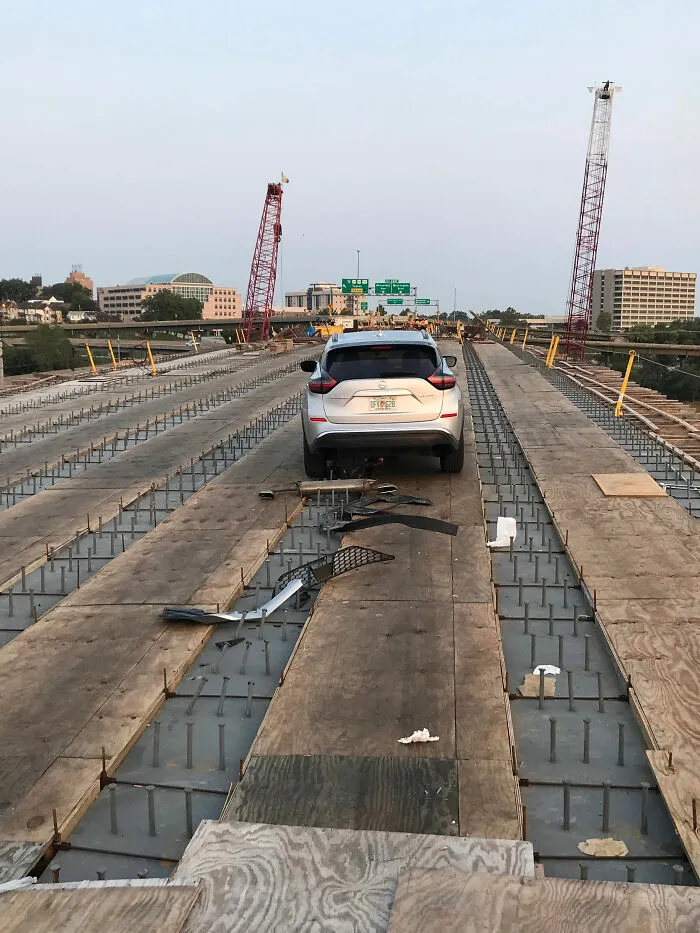 Este tipo se saltó las barreras de un puente en construcción y le destrozó el coche por debajo