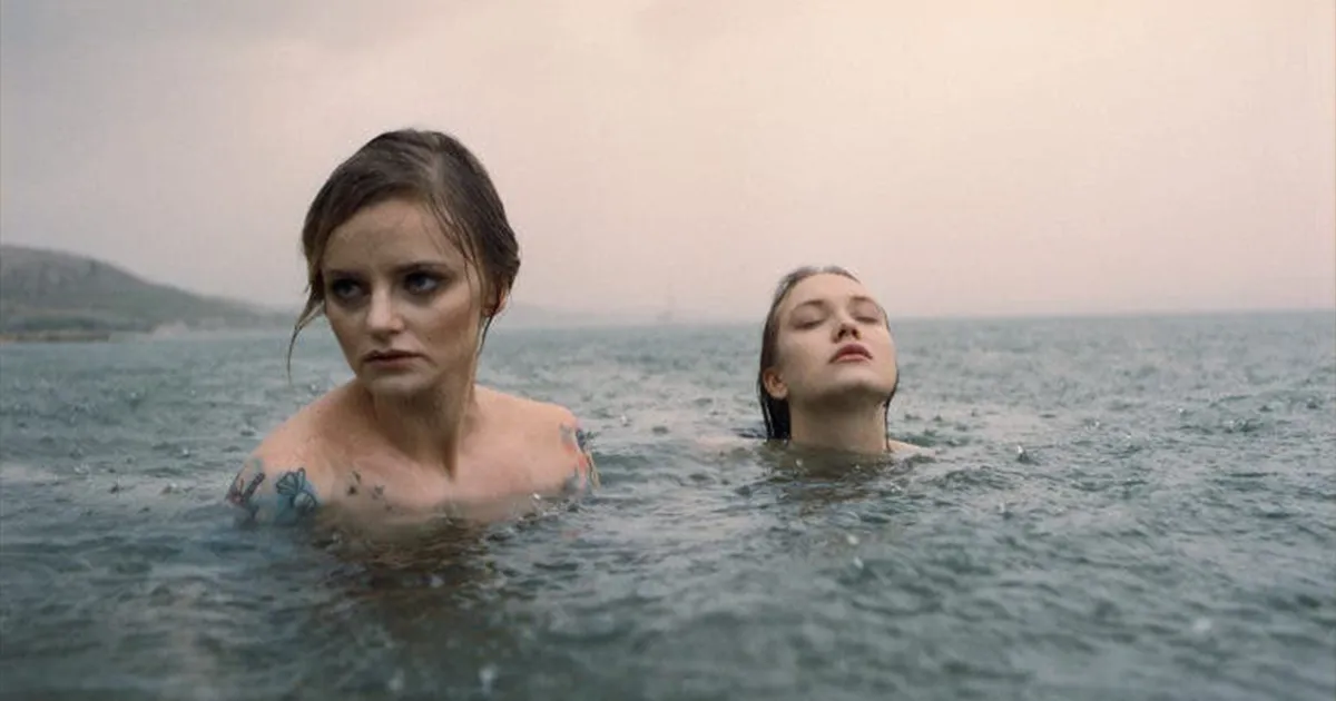 Este fotógrafo utiliza una cámara analógica para captar fotos inquietantes y surrealistas de personas (30 imágenes)