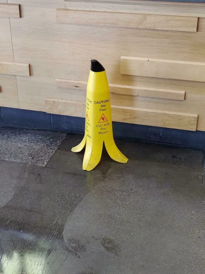 Me pareció que esta era una forma muy inteligente de hacer una señal de precaución. Sigue siendo muy visible y cumple su función, pero con algo de diversión. Además, estaba en una tienda de zumos, así que tiene sentido con su estética