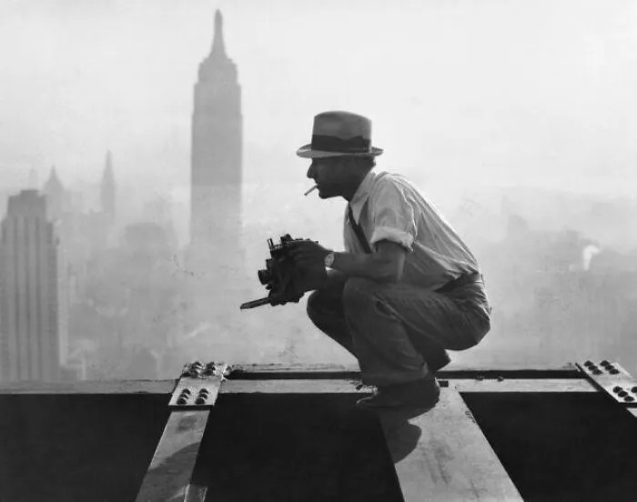 Charles Ebbets fotografiando "Lunch On A Skyscraper", la famosa foto de los trabajadores de Nueva York almorzando en una viga de acero colgante