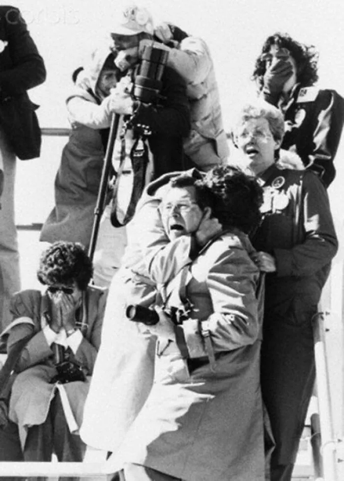 Observadores reaccionando a la explosión del transbordador espacial Challenger