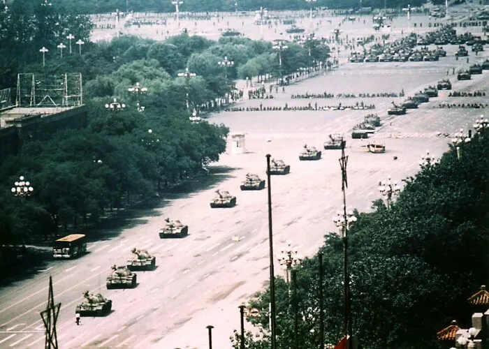 La foto del hombre del tanque del día de la masacre de la plaza de Tiananmen en 1989, sin recortar