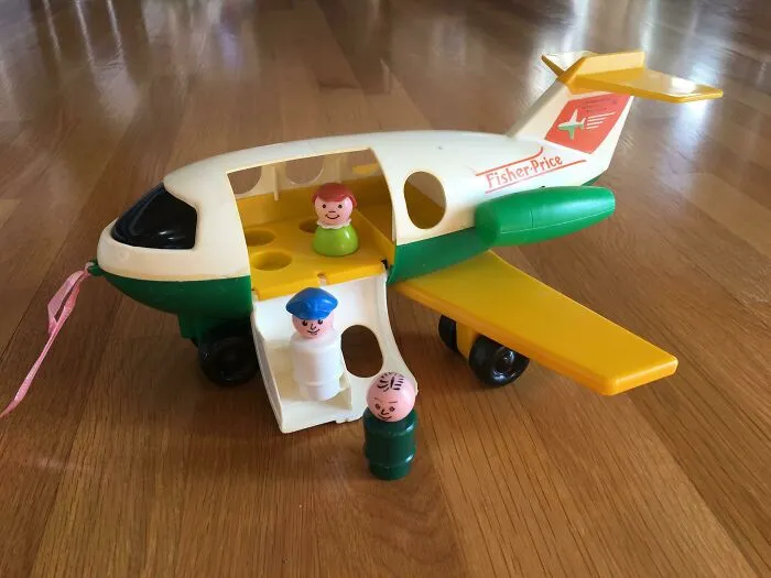 Mi madre conserva mis juguetes, y mi hijo de 10 meses juega con ellos cuando la visitamos