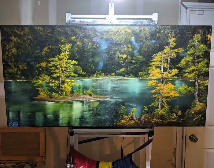 Mi padre sacó este gigantesco lienzo del contenedor de la escuela en la que trabaja, yo tapé el único desgarro que tenía, lo cubrí con gesso negro y pinté esto