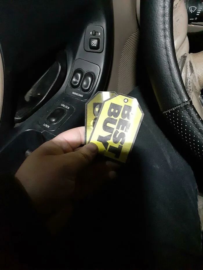Encontré dos tarjetas de regalo en el contenedor de la tienda de segunda mano local. Acabo de comprobar el saldo de las mismas, y cada una tiene 100 dólares