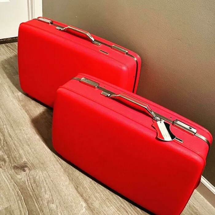 No en la basura, sino al lado. ¡Maletas nido American Tourister de mediados de siglo rojo cereza!