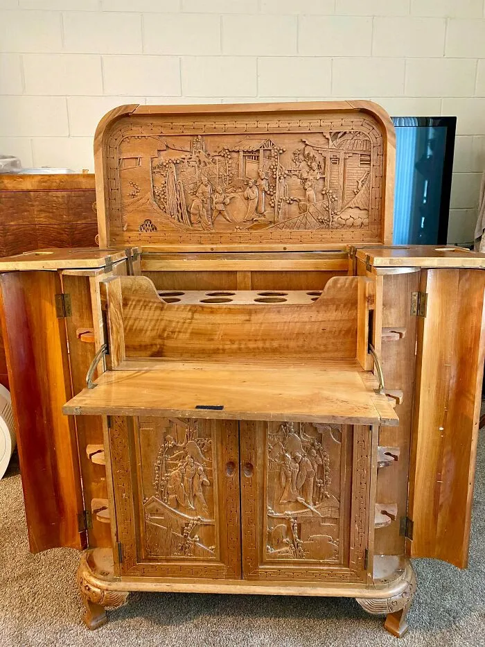 ¡Gabinete de licor vintage tallado a mano, encontrado en la acera!