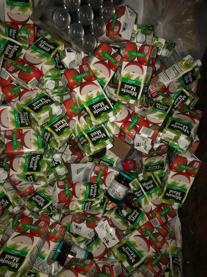 Una vez más. Estoy triste por esto, pero lo que es realmente triste, es que otros podrían decir que "Soy asqueroso por sacar cosas de la basura" todo el tiempo, pero yo pienso "No, el sistema es tan asqueroso que incluso tengo que sacar cosas de la basura"
