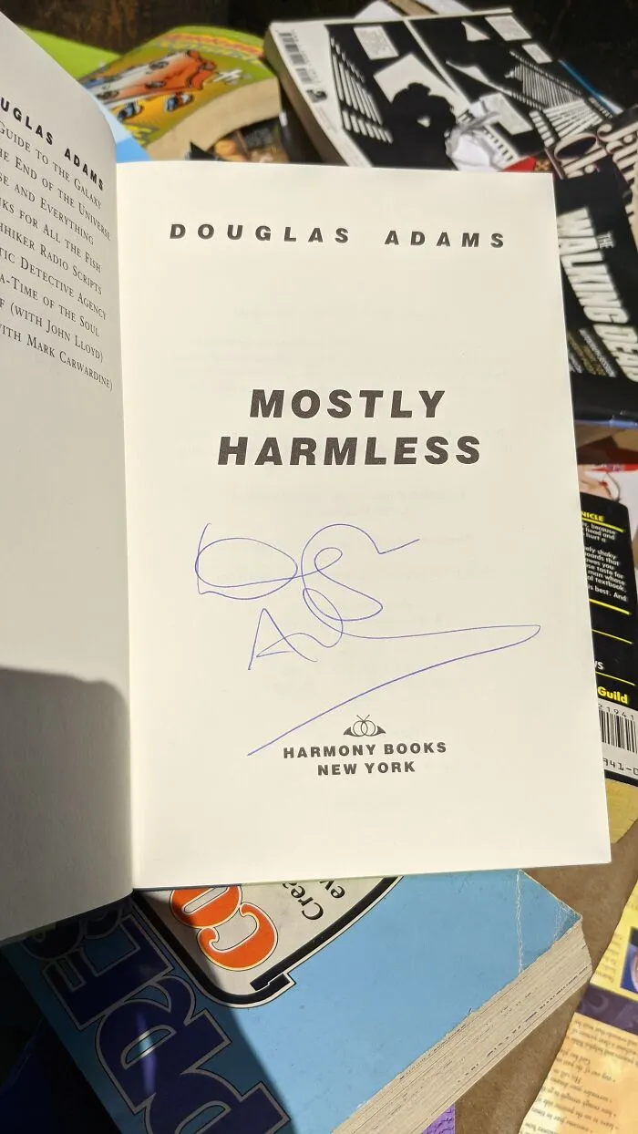 Siempre quise un libro firmado por este autor. Nunca pensé que lo encontraría en la basura