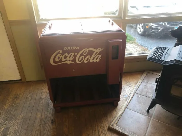 Uno de mis mejores hallazgos de la basura. Nevera de Coca Cola de los años 40. Otro tipo apareció con su esposa y dijo que era una pena que estuviera solo y no pudiera llevármelo. Bueno, está en mi casa, así que supongo que lo hice