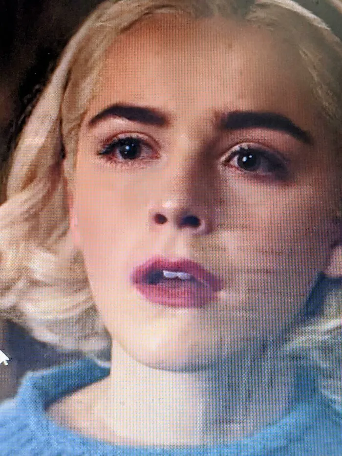 Y en este episodio de “labios horriblemente delineados”