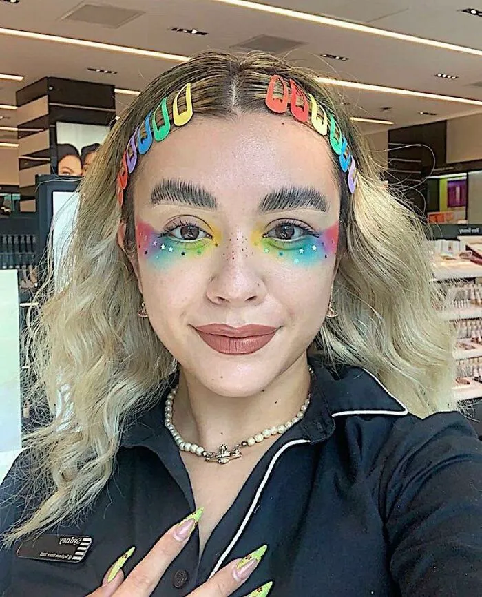 Me encantó la idea pero, en mi opinión, las cejas le arruinan el look