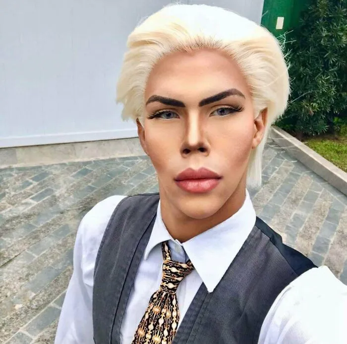 El contorno de la nariz y la forma en la que se maquilló (no solo) las cejas… ¿Por qué?