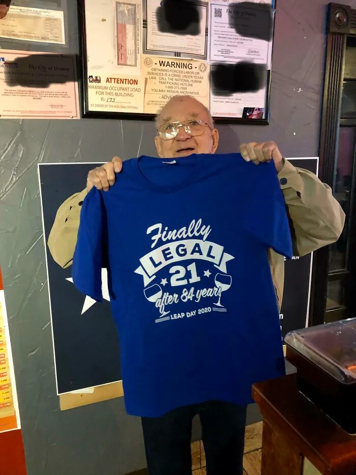 Uno de mis clientes habituales del bar ha esperado 84 años hasta su 21º cumpleaños. Feliz cumpleaños, Fred