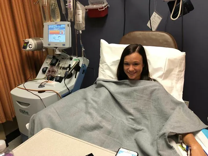 Orgullosa de mi hija. 10 días antes de su boda se convirtió en compatible con la médula ósea. Haciendo una donación de células madre de sangre periférica para un paciente con leucemia