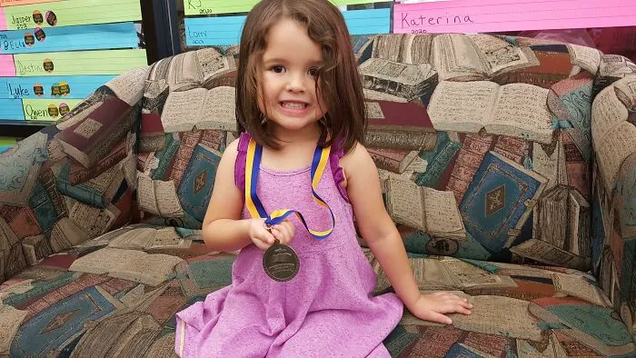 Mi hija se ha ganado la medalla de los 1.000 libros antes del jardín de infancia. Estoy muy orgullosa de ella. Tristemente, y asombrosamente, ella ha leído más libros en su vida que yo