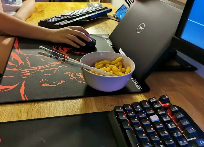 La forma en que mi esposa come Cheetos sin ensuciar su ratón