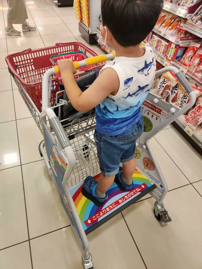 Este carro de la compra tiene un lugar para que los niños se pongan de pie mientras los padres empujan