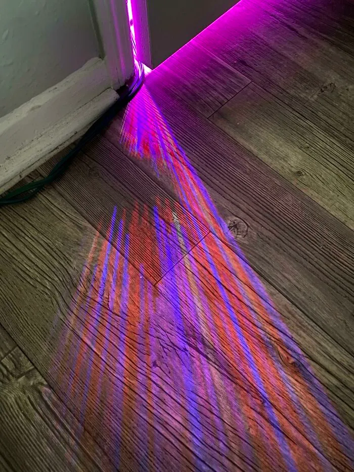 La grieta en la puerta divide mi luz de cultivo en diferentes colores