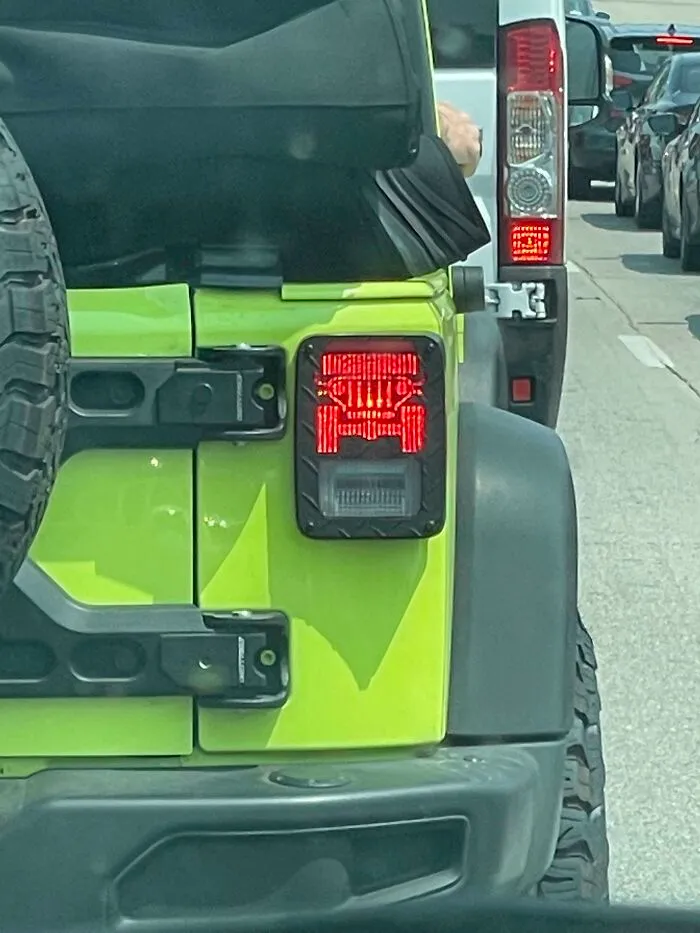 Las luces de freno de este jeep son jeeps