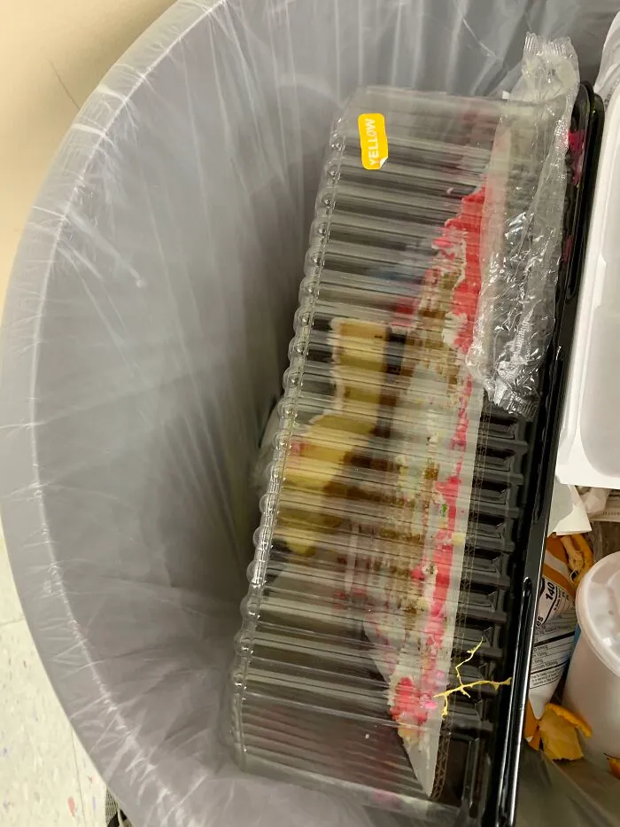 Alguien tiró a la basura el resto de la tarta antes de que pudiera llevármela a casa