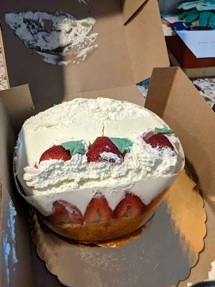 Así han entregado la tarta que encargamos para el cumple de mi madre