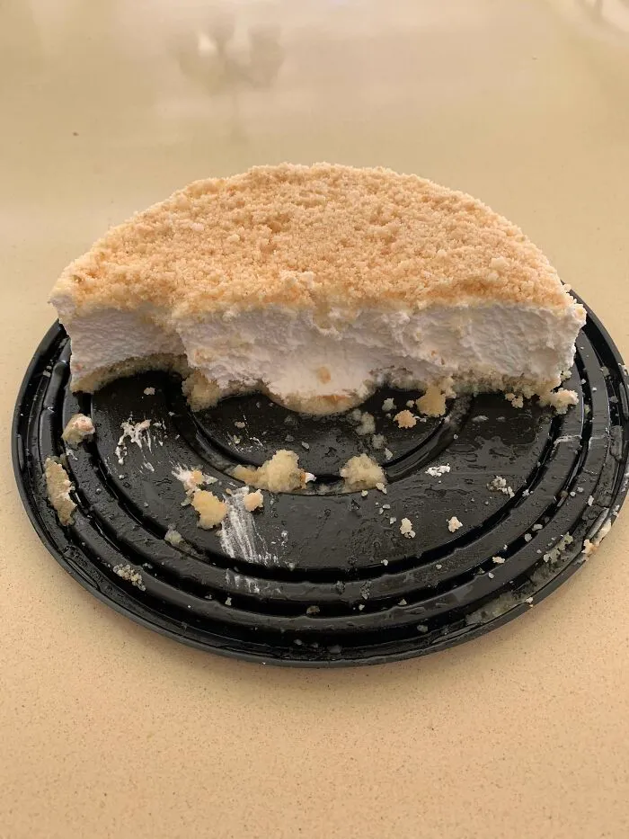Cuando te compras una tarta para tu cumple y tu hermano se la come antes de la celebración
