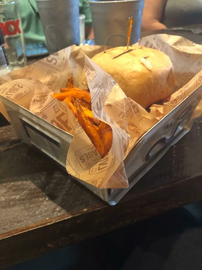 Mi comida fue servida en una matrícula de un coche. Quiero decir que supongo que es una matrícula en cierto modo