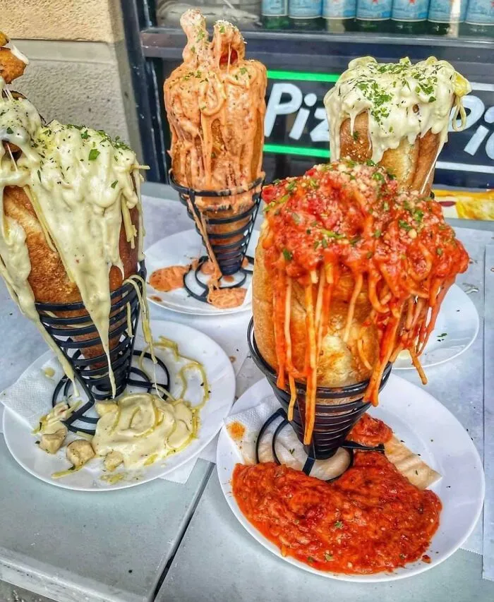 Pasta, Salsa, Pan. En un cono de alambre