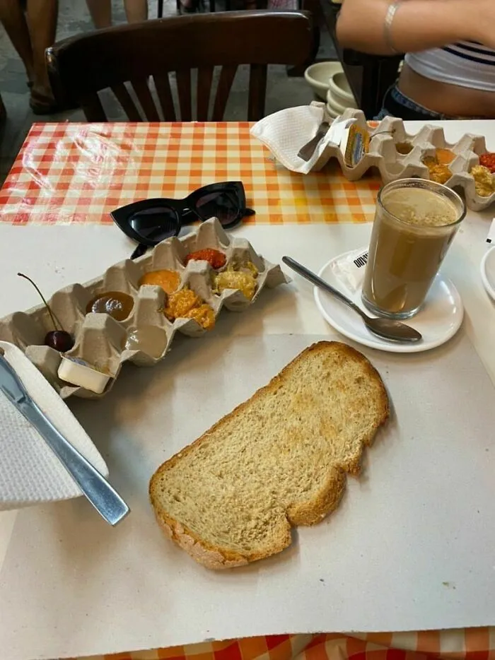 Desayuno en un cartón de huevos