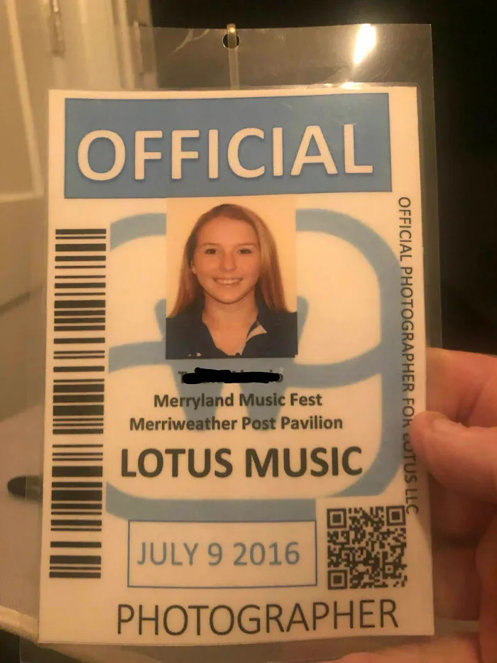 Encontré esto en el sótano. Mi hija y su novio se hicieron estos pases falsos de fotógrafos y se colaron en un concierto. No les hicieron preguntas