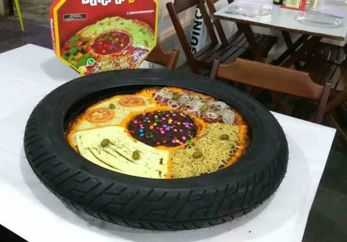 Pizza de varios sabores servida en un neumático