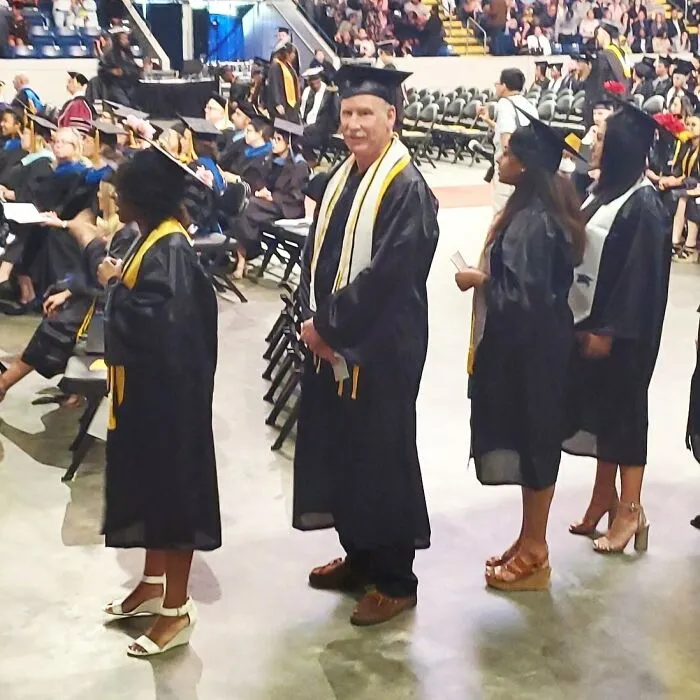 Mi padre, obteniendo su licenciatura, a los 62 años. Es tan feliz y yo estoy tan orgullosa