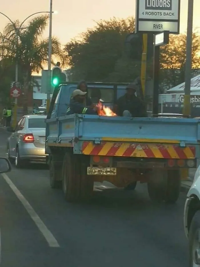 Es seguro decir que hace bastante frío aquí en este momento. Es común que los trabajadores sean transportados a casa de esta manera, pero nunca antes con una hogera
