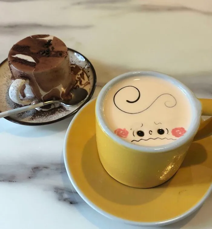 Este dibujo sobre un café con leche de una cafetería en Seúl, Corea del Sur