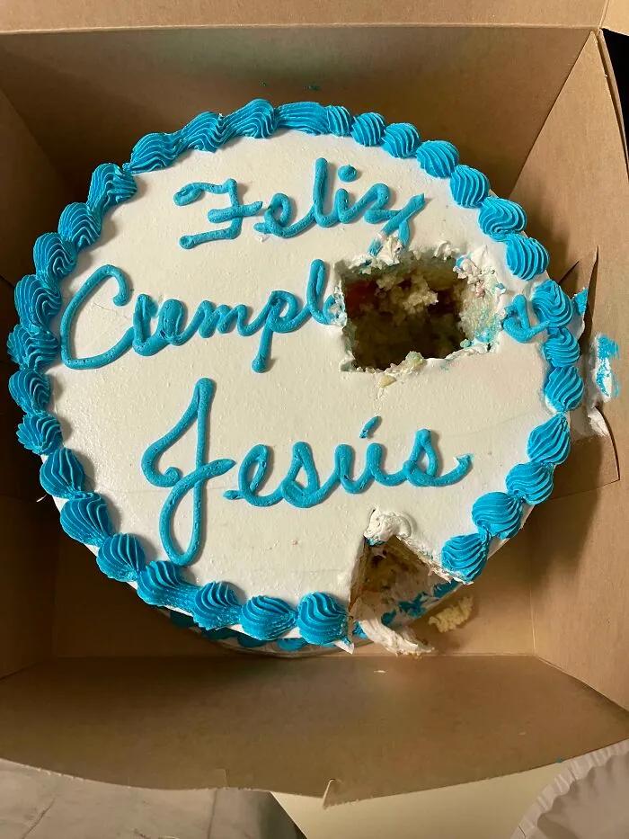Alguien ha cortado trozos de la tarta que era para mi sin decírselo a nadie. Estaba en la sala de descanso