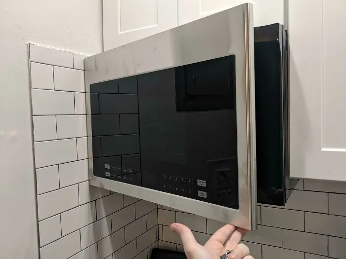 El propietario colgó el microondas, esto es lo máximo que se abre antes de golpear la pared