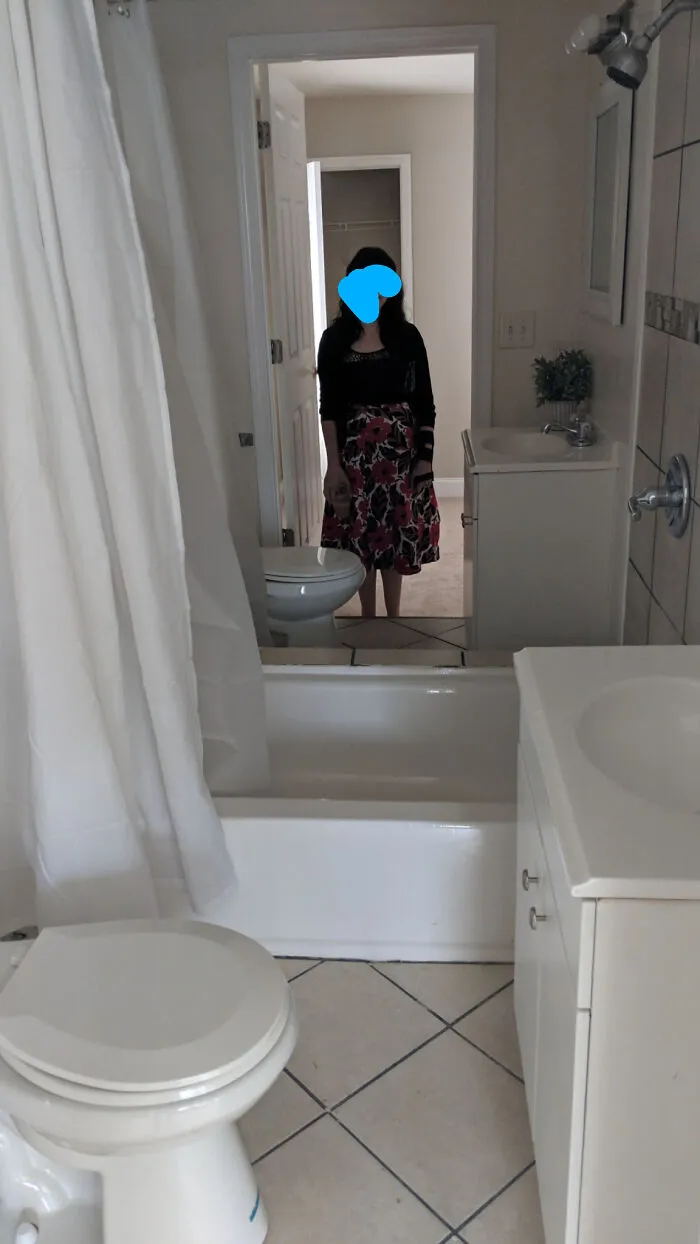 Estuvimos viendo casas en Baltimore este fin de semana y nos encontramos con esta joya. No hay espejo en el medio, es un baño completamente simétrico en el que dos personas pueden usar el inodoro al mismo tiempo