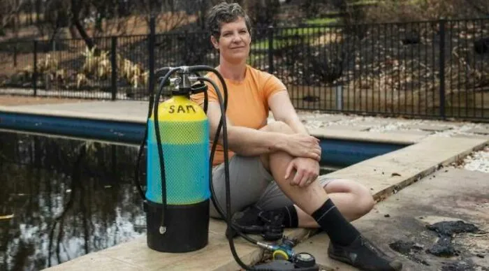 Mi profesora de física defendió ella sola su casa de los incendios, y luego esperó a que se apagara metida en su piscina con un tanque de buceo