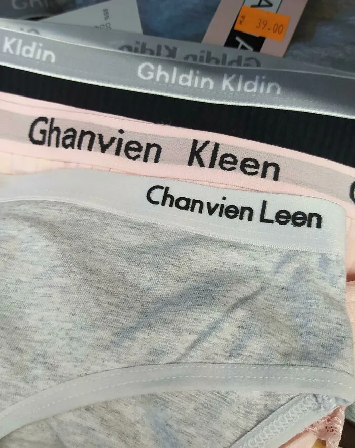Encontré estos en la misma tienda. Solo que no puedo decidir cuál debo comprar...