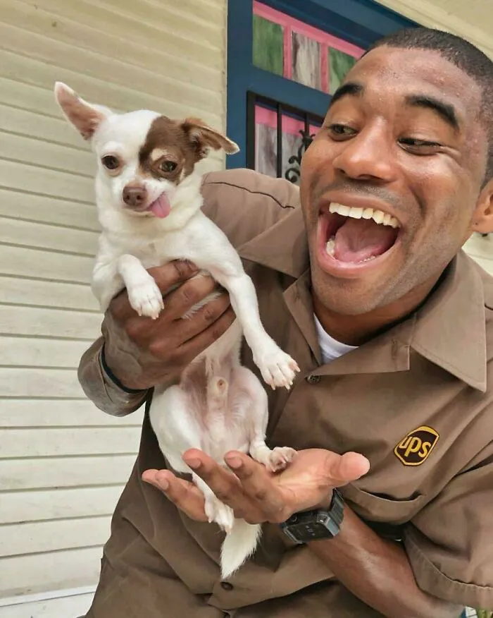 Este hombre de UPS se hace selfies con todos los perros que encuentra en su ruta de reparto