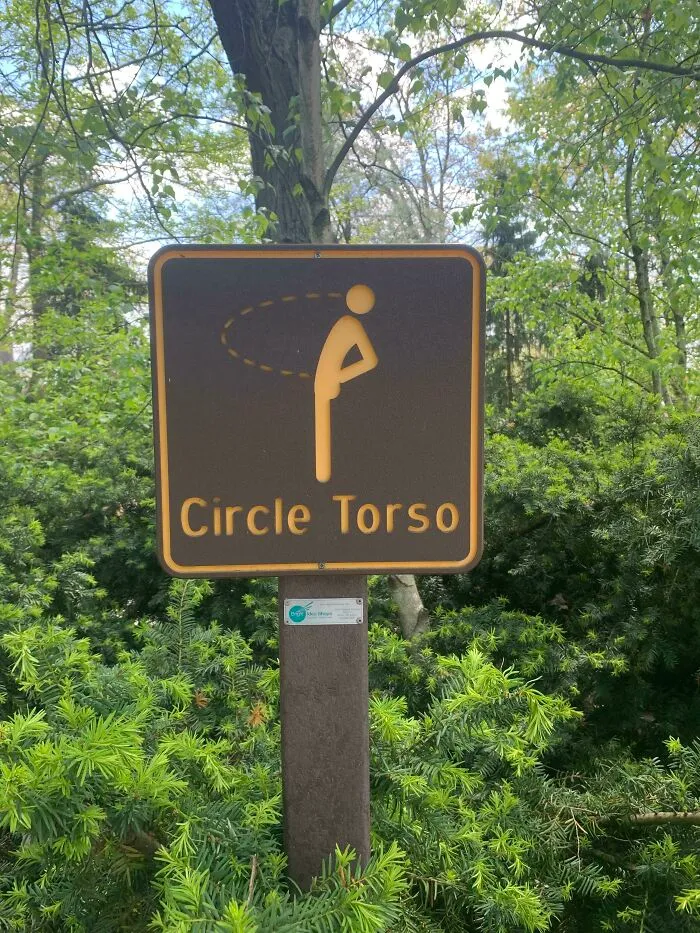 Esta señal en el zoológico de Akron que parece un hombre orinando en su propia cara