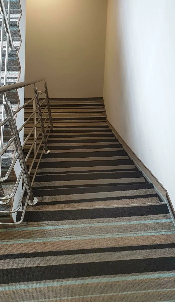Alfombra a rayas en las escaleras del hotel. Difícil de usar incluso después de dos semanas y completamente sobrio